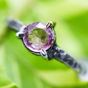 Ronde roze spinelring in zetting van zilver en messing met sterlingzilveren textuurband