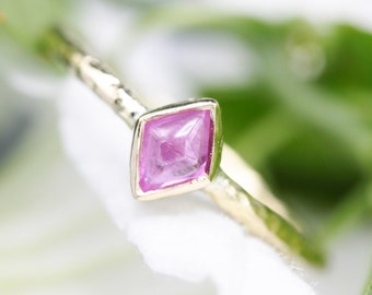 Rhombus pink sapphire ring in bezel setting with 18k gold texture band