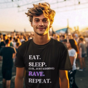 Puede incluir: Una camiseta negra con texto blanco que dice "Eat. Sleep. (LOL, Just Kidding) Rave. Repeat."