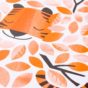 Versteckter Tiger A3 RISO Druck von Peski Studio Bild 3