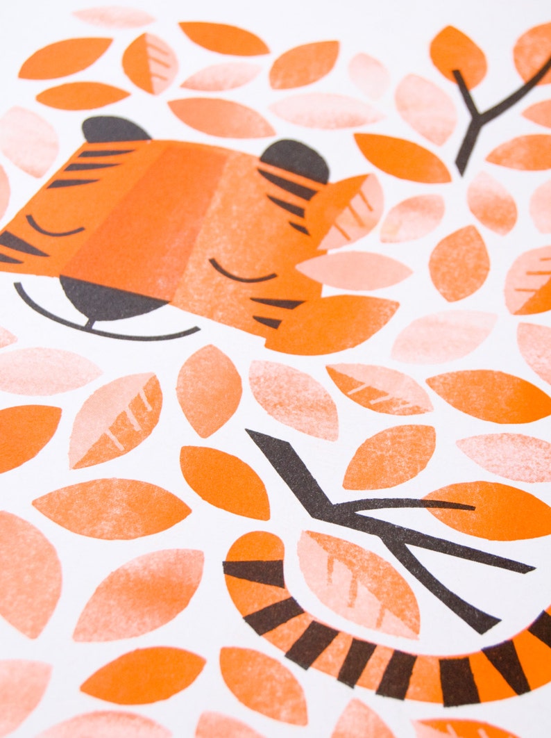 Versteckter Tiger A3 RISO Druck von Peski Studio Bild 3