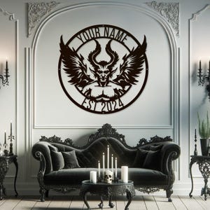 Puede incluir: Decoración de pared de metal negro con un demonio alado con el texto "YOUR NAME EST 2024" alrededor del demonio.