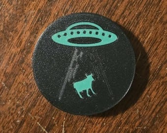 Ufo hebt eine Kuh Dosenmütze auf