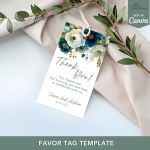 Puede incluir: Una etiqueta de recuerdo blanca con un diseño floral en verde azulado y blanco, con el texto "Thank You!" en escritura elegante. La etiqueta incluye los nombres "Jason and Andrea" y la fecha "06.03.202X". El texto "Favor Tag Template" está en la parte inferior.
