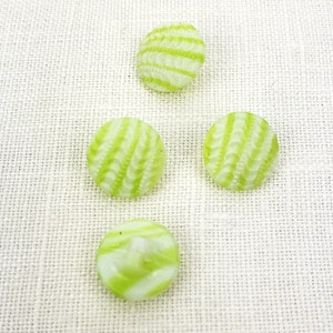 Bottoni da cucire 1/2 "(12 mm) verde chiaro a strisce bianche in vetro con gambo vintage