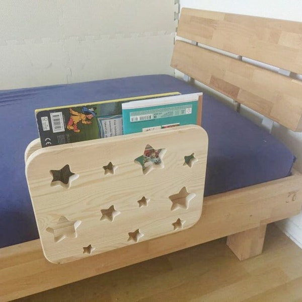 Rausfallschutz Kinderbett HOLZ , praktische 2in1 Bücheregal & Bettschutzgitter mit STERNE Motiv für Bett 90x200 Familienbett