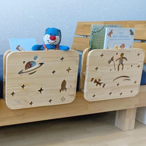 Bibliothèque et protège-lit Montessori 2en1 : barrière de lit en bois pour le lit enfant avec astronaute spatial et fusée dans la chambre des enfants