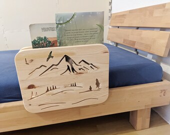 Bettablage Bücheregal HOLZ , praktische schwebender Nachttisch 2in1 Bücheregal & Rausfallschutz mit Gebirge Berge Motiv für Bett Holzbett