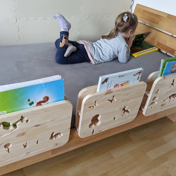 Rausfallschutz Bett HOLZ, 2in1 Bettablage und Bettschutzgitter für Kinderbett, WALD Motiv, Bettgitter als Bücherregal Kinderzimmer