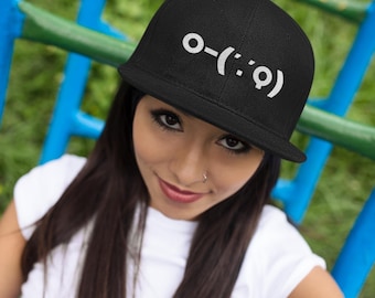 Gamer Snapback Cap Schwarz | Boxen Keyboard Zeichen Logo | Stickdatei für Gamer und Computer Enthusiasten