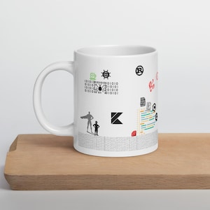 Puede incluir: Taza de cerámica blanca con un diseño en blanco y negro que presenta un superhéroe, un niño y un logotipo de Kubernetes. La taza también tiene un patrón de código binario y otros símbolos relacionados con la informática.