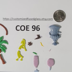 Peut inclure: Une collection de pièces d'art en verre fusionné colorées, comprenant un palmier, un vase et des formes abstraites. Le texte "COE 96" est affiché, ainsi qu'une adresse de site Web. Une pièce de 25 cents américaine est incluse pour la référence de taille.