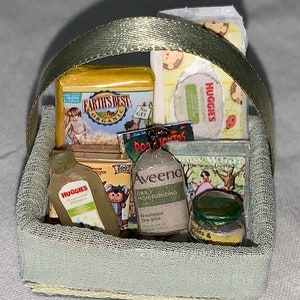 Cesta de regalo en miniatura para artículos esenciales y accesorios para bebés