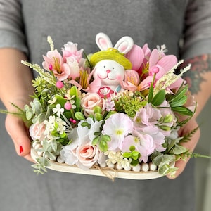 Osterhase Blumenschmuck, rosa Frühling Tischdekoration, künstliche Blumenarrangement auf Holztablett, Pastell Bauernhaus Dekoration