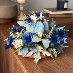 Centrotavola autunnale – Zucca decorativa in velluto blu – Decorazione rustica per la tavola – Composizione floreale fatta a mano – 25 cm