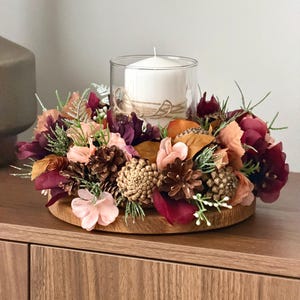 Ghirlanda di candele autunnali – Decorazione da tavola bordeaux – Centrotavola rustico per il Ringraziamento – Ghirlanda di candele con pigne – 23 cm