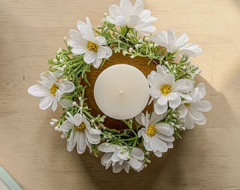 ミニデイジーキャンドルリング、小さな花のリース装飾、ファームハウス風テーブル装飾、白い花のリング、春夏のホームアクセント、直径6インチ