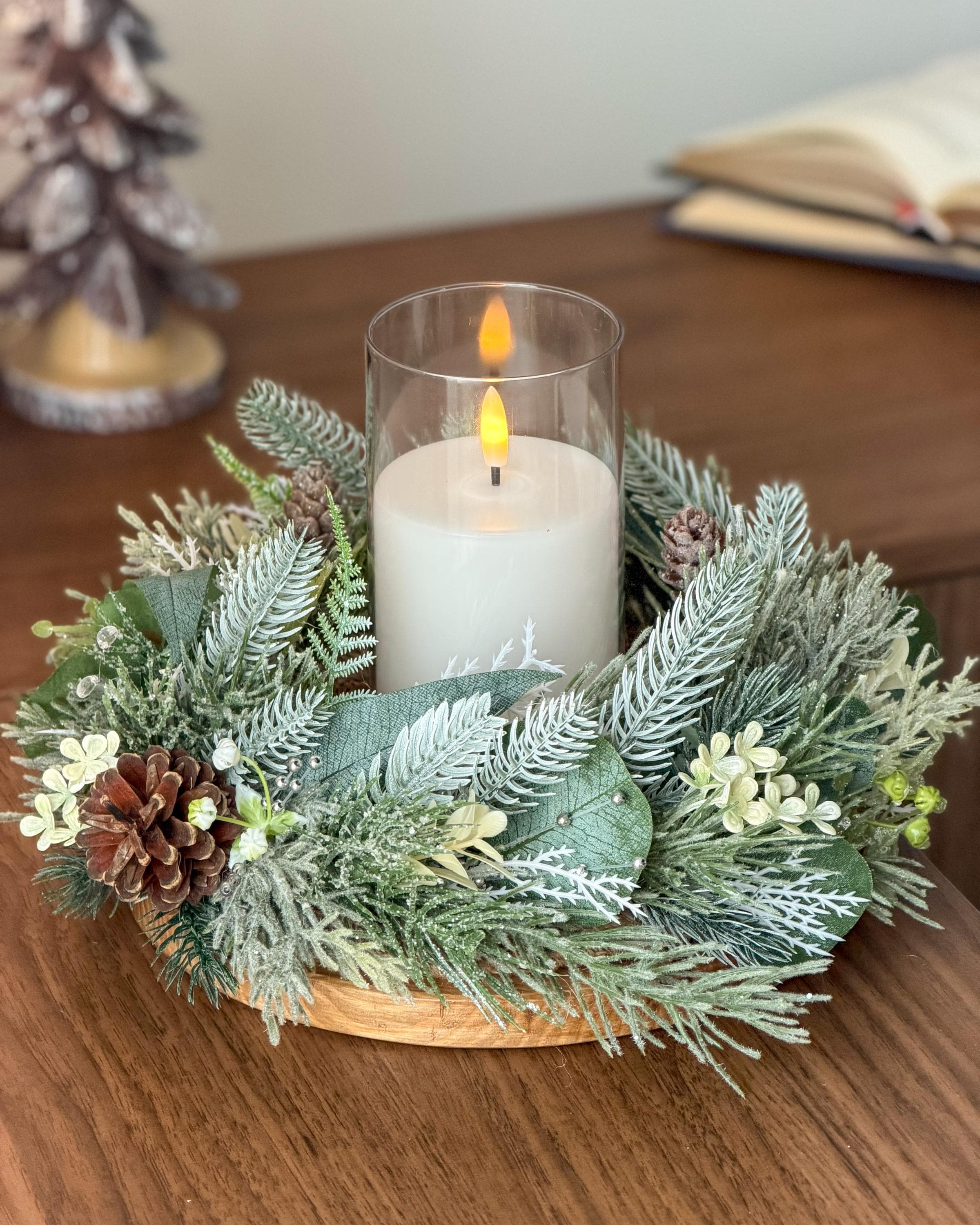 Rustikales Winter-Tischgesteck – Tischdekoration aus frostigem Kiefernholz – Weihnachts-Tischdekoration