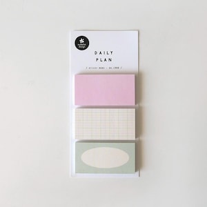 Puede incluir: Un juego de blocs de notas adhesivas con respaldo blanco. La sección superior tiene el texto "DAILY PLAN" y un logotipo. Debajo hay tres blocs rectangulares: rosa, con patrón de cuadrícula y verde claro con un óvalo. También se ve el texto "STICKY MEMO".