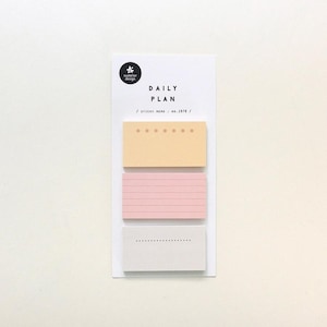 Puede incluir: Una tarjeta blanca con el texto "DAILY PLAN" y "STICKY MEMO : NO.1978 /" impreso. Debajo hay tres notas adhesivas: una nota color melocotón con diseños de estrellas, una nota rosa con líneas y una nota blanca con puntos.