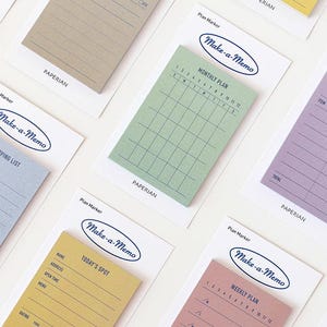 Könnte beinhalten: Verschiedene pastellfarbene Haftnotizen mit verschiedenen Layouts für Planung und Organisation. Jede Notiz hat ein anderes Design, darunter eine Einkaufsliste, ein Monatsplan und ein Ausgaben-Tracker. Das "Make-a-Memo"-Logo ist sichtbar.