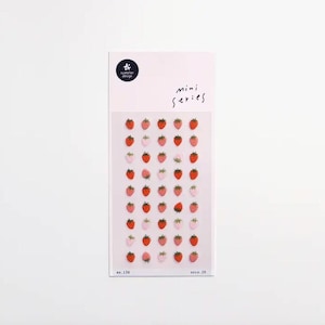 以下が含まれることがあります： 赤とピンクの色合いのイチゴのステッカーシート。ステッカーは白い背景に、行と列に配置されています。「mini series」の文字が右上に印刷されています。