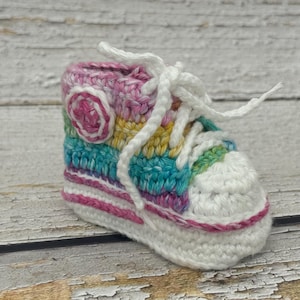 Baby converse style crochet shoes, baby shower gift, baby girl gift, coming home outfit,photo prop, baby gift, baby boy gift