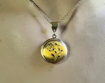 Floral Etched Locket Pendant Necklace 20" Round Vintage 1970s