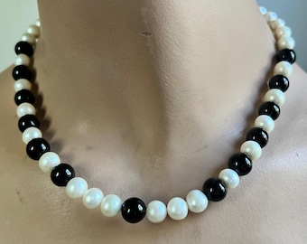 Black and White Pearl Beaded Necklace Silver Tone Toggle Clasp 18" Vintage 1990s