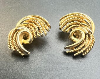 Lisner Gold Tone Textured Swirl Rope Detail Clip On Earrings Vintage 1950s