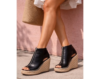 Sandalias de cuña tipo alpargata de piel Celine para mujer, talla 7, color negro, con cremallera frontal y puntera abierta.