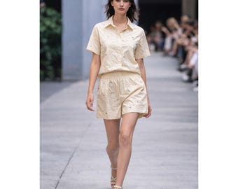 Conjunto de camisa y pantalón corto Sandro Paris con adornos de pedrería, color crema, talla 1, excelente estado.