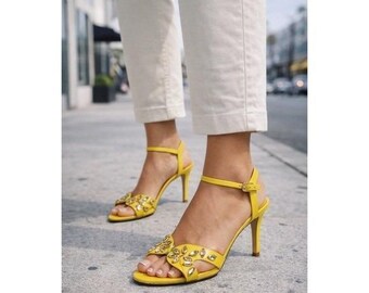 Żółte szpilki Jimmy Choo London z ozdobnym paskiem na kostce, rozmiar 40,5. Wyprodukowano we Włoszech.