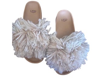 UGG「シンディ」ふわふわポンポン付きスリッパ — 新品タグ付き（サイズ8）