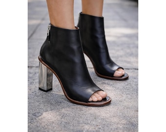 Botines Celine de piel con puntera abierta para mujer, talla 9.5 IT (39.5), color negro, tacón de bloque plateado.