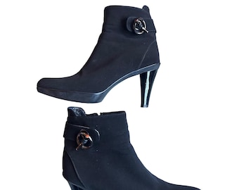 Botines Stuart Weitzman talla 8.5, color negro, con plataforma y cierre elástico.