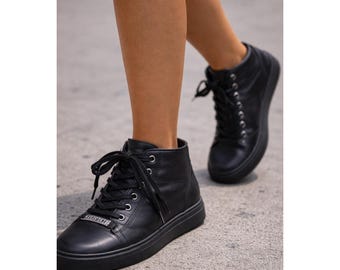 Zapatillas altas Gucci 423299 para mujer, talla 40, de cuero negro con placa de logotipo plateada.