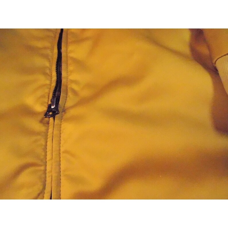 Acne Studios - Blouson aviateur en satin jaune avec bouton-pression pour homme, taille M image 5