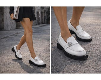 Mocassini da donna Ganni in pelle con decorazioni di cristalli, taglia 7, bianchi, con suola spessa.