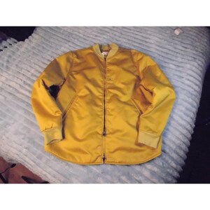 Acne Studios - Blouson aviateur en satin jaune avec bouton-pression pour homme, taille M image 6