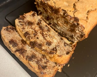 Pan de plátano con chispas de chocolate y mantequilla de maní