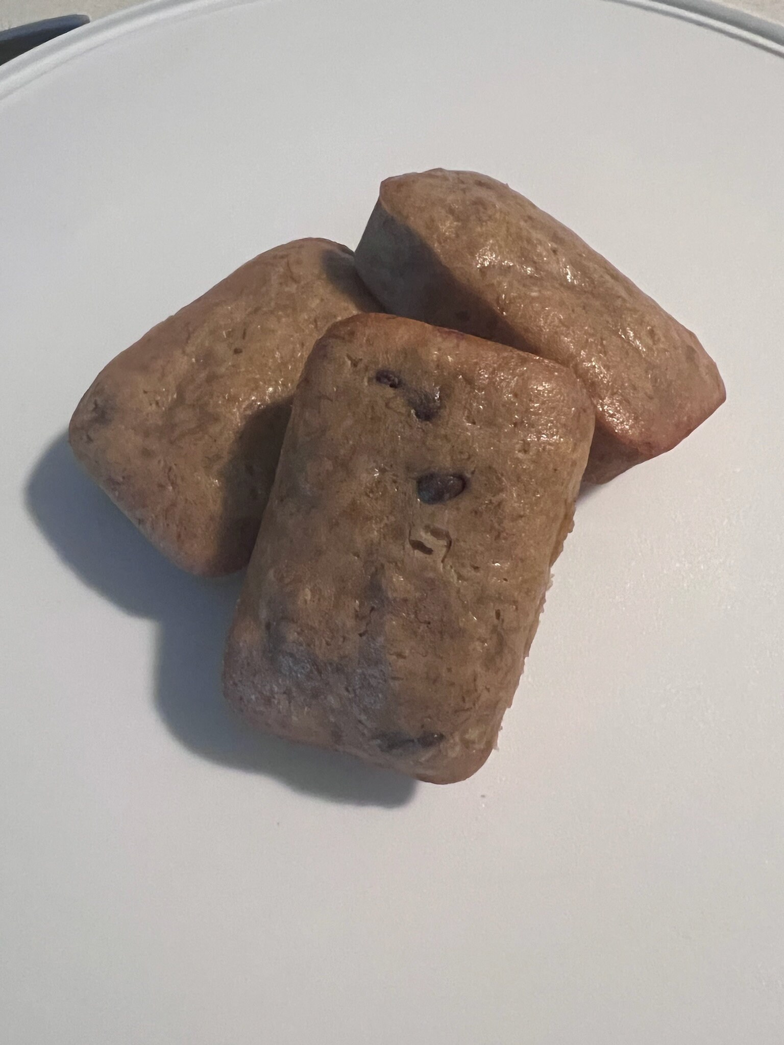 Mini panes de plátano y chispas de chocolate con mantequilla de