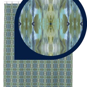 Può includere: Una tenda da doccia con un motivo geometrico blu e verde. Il motivo è un disegno ripetitivo di quadrati e rettangoli. La tenda da doccia è realizzata in un tessuto morbido e resistente all'acqua.