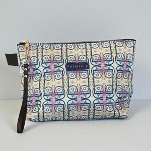 Pochette colorée à fond en T : motif artistique « Love is a Vibe »