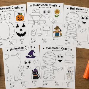 Może przedstawiać: Pięć białych arkuszy papieru z wycinankami i wyklejankami na Halloween. Każdy arkusz zawiera czarno-białe kontury postaci, takich jak dynia, strach na wróble, mumia i kot, wraz z małymi kolorowymi obrazkami przykładowymi i ikonami.