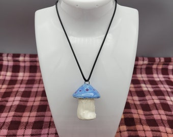 Collana con ciondolo a forma di fungo blu, bianco e viola, realizzata a mano.