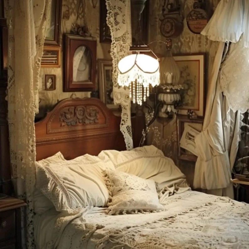 Pu&ograve; includere: Una camera da letto dall'estetica vintage, con un letto con testiera in legno intagliato e biancheria da letto color crema. Il letto &egrave; coperto da un copriletto e cuscini strutturati. Una lampada decorativa &egrave; appesa sopra il letto e le pareti sono decorate con opere d'arte incorniciate.