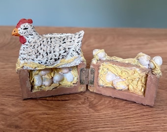 Statuetta in ceramica con cerniera raffigurante una gallina • Decorazione rustica con galline e uova