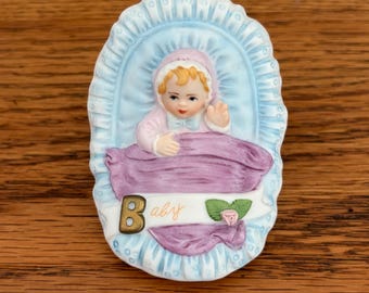 Decorazione vintage per torta baby shower • Statuetta in porcellana di neonato "Growing Up Birthday Girls" di Enesco • Decorazione per centrotavola baby shower
