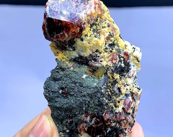 パキスタン産の血のように赤いジルコン結晶（マトリックス付き） - 341